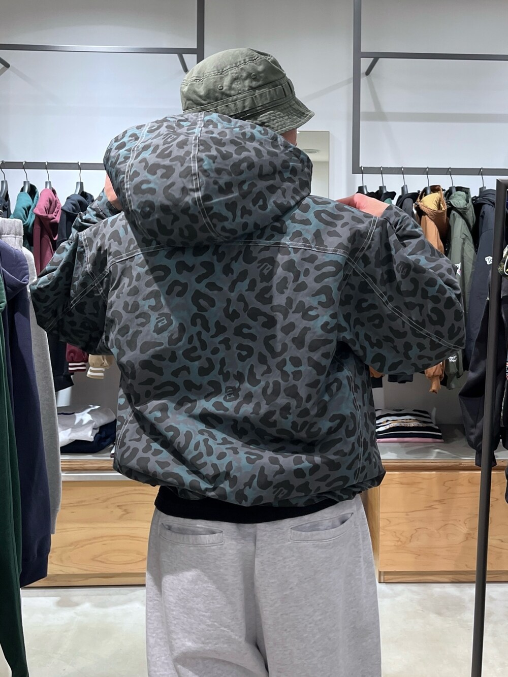 その他のその他アウター、グレー系のスウェットパンツ、グリーン系のハットを着用したメンズの秋コーディネートの7枚目の写真