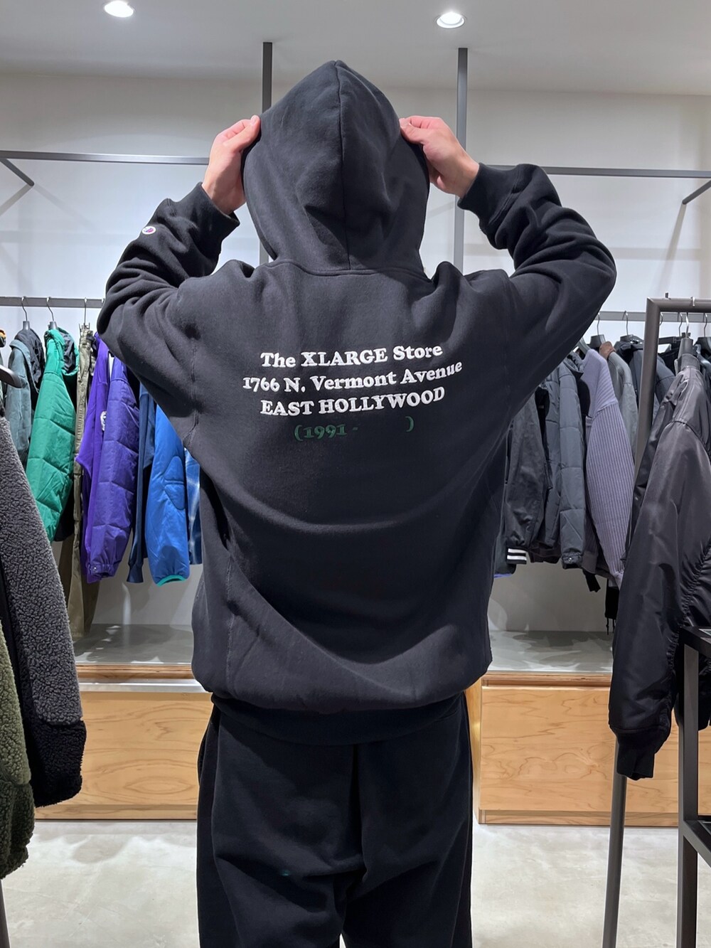 グレー系のパーカー、グレー系のスウェットパンツを着用したメンズの秋コーディネートの7枚目の写真