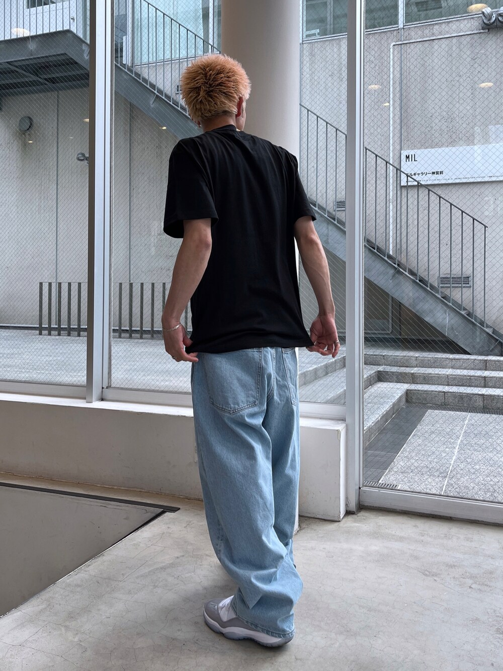 ブラック系のTシャツ/カットソー、ホワイト系のデニムパンツを着用したメンズの夏コーディネートの3枚目の写真