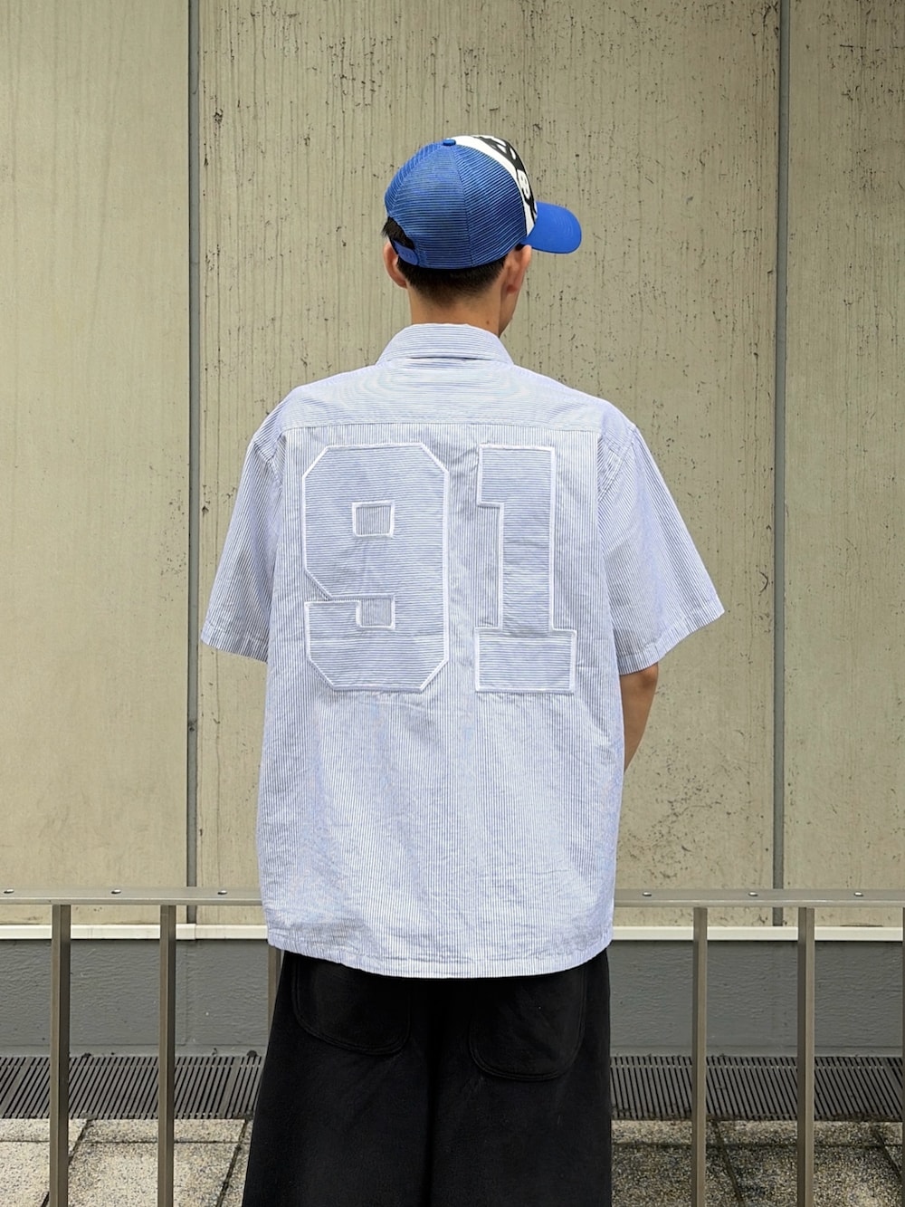 ホワイト系のシャツ/ブラウス、グレー系のスウェットパンツ、ブルー系のキャップを着用したメンズの夏コーディネートの7枚目の写真