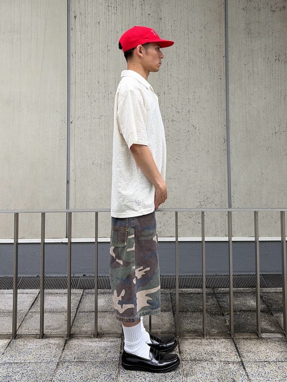 ホワイト系のシャツ/ブラウス、その他のその他パンツ、レッド系のキャップを着用したメンズの夏コーディネートの3枚目の写真