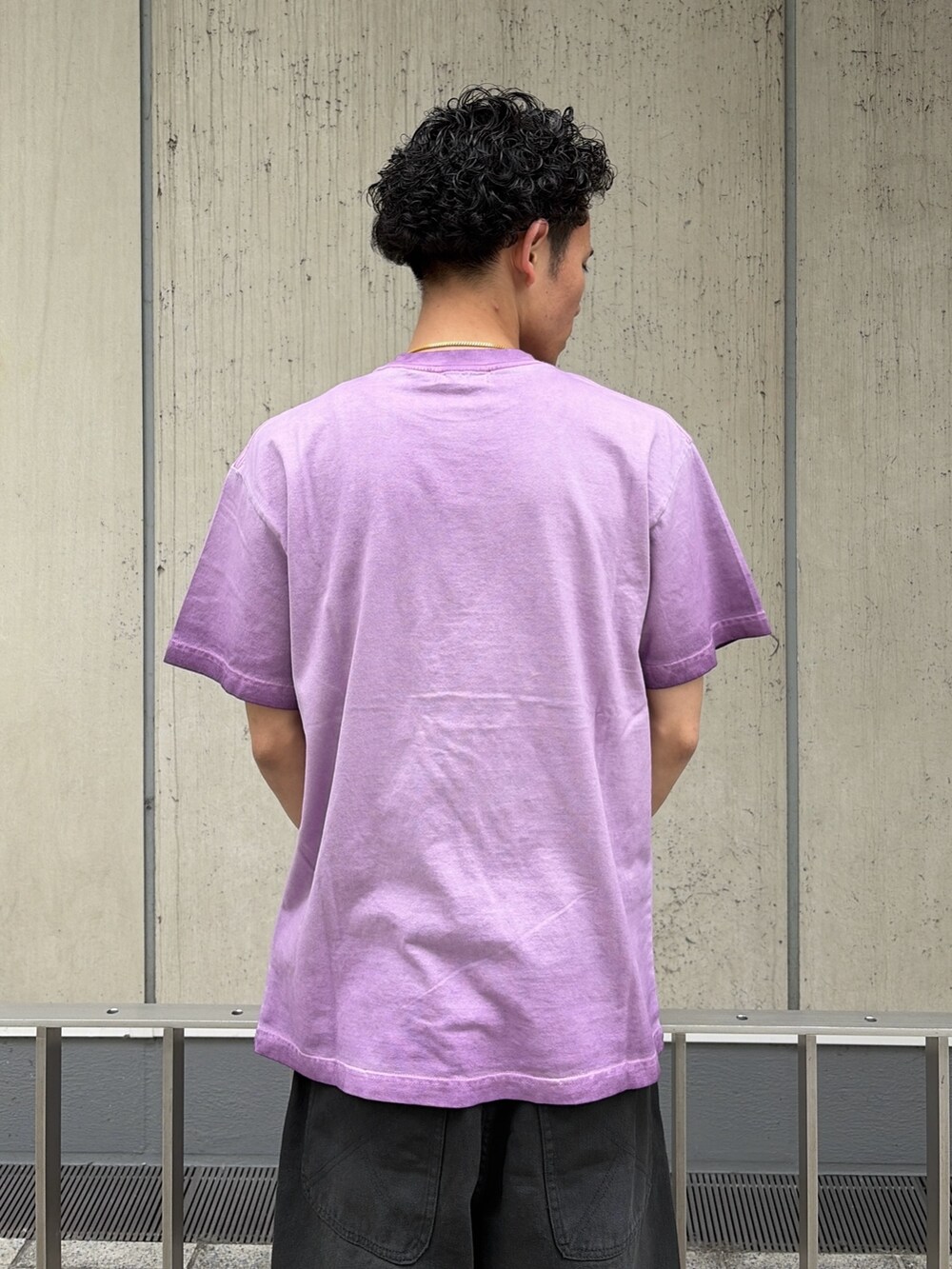 パープル系のTシャツ/カットソー、ブラック系のその他パンツを着用したメンズの春コーディネートの7枚目の写真