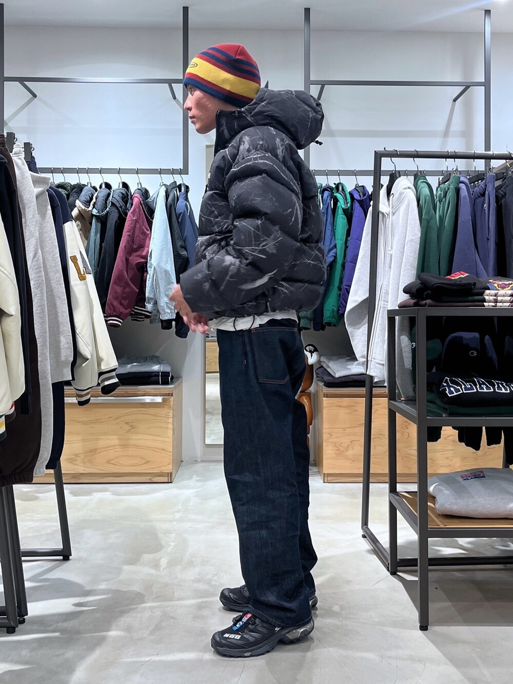 「XLARGEのOG DENIM PANTS（デニムパンツ、ブルー系）」を使った、香村大貴さん（メンズ・167cm）の冬コーディネートの2枚目の写真