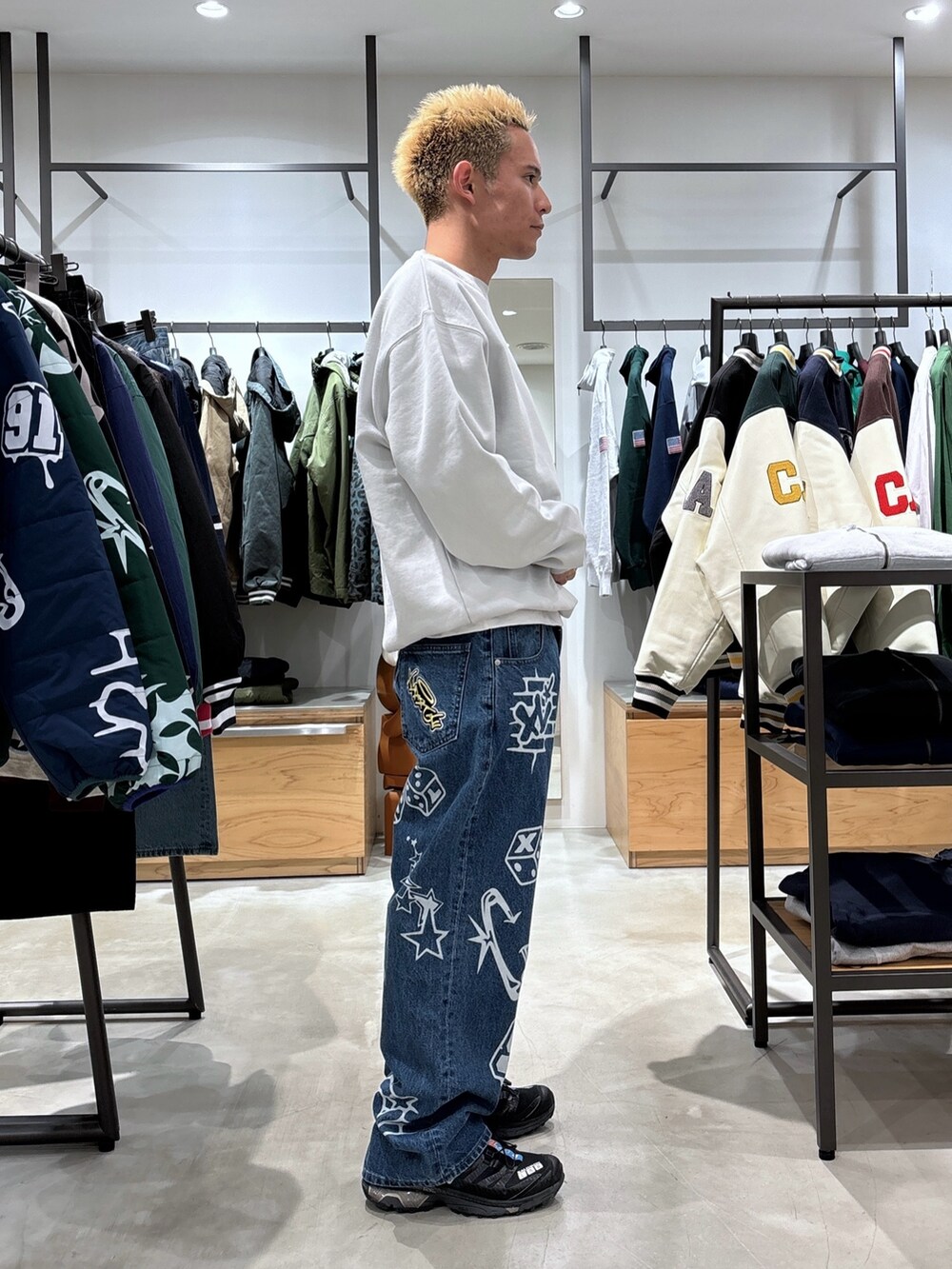 グレー系のスウェット、ブルー系のデニムパンツ、ブルー系のニットキャップ/ビーニーを着用したメンズの冬コーディネートの4枚目の写真
