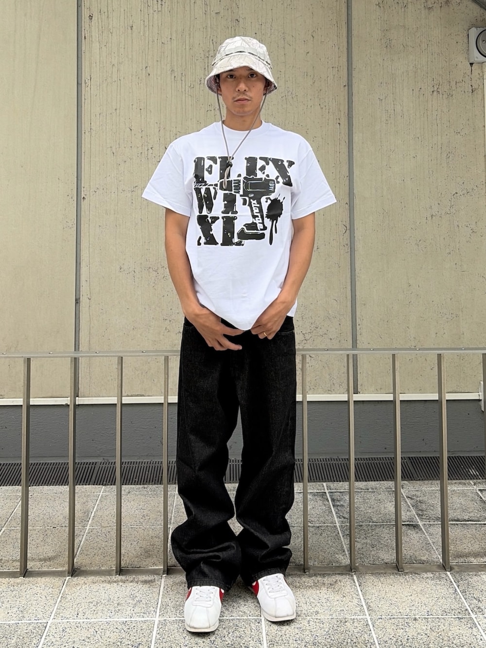 ホワイト系のTシャツ/カットソー、ブラック系のデニムパンツ、その他のハットを着用したメンズの夏コーディネートの2枚目の写真
