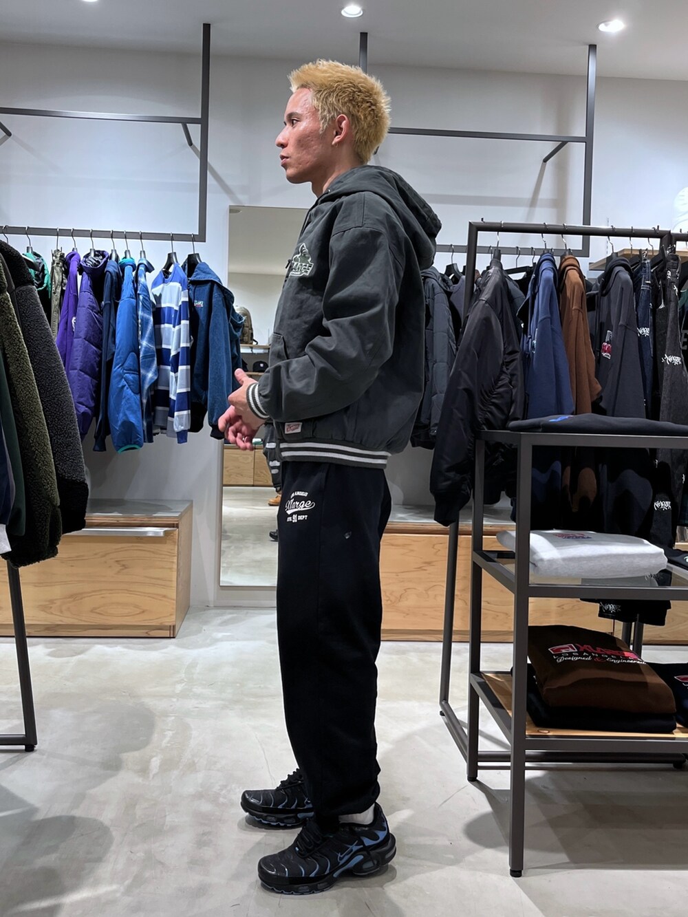 グリーン系のブルゾン、グレー系のスウェットパンツを着用したメンズの秋コーディネートの3枚目の写真