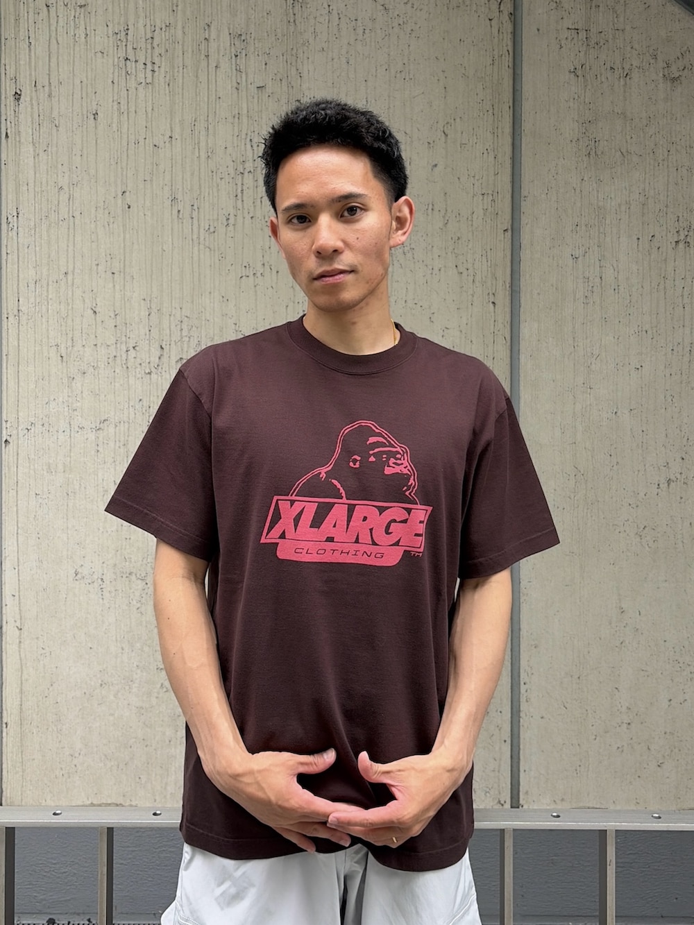 ブラウン系のTシャツ/カットソー、ホワイト系のカーゴパンツを着用したメンズの夏コーディネートの5枚目の写真