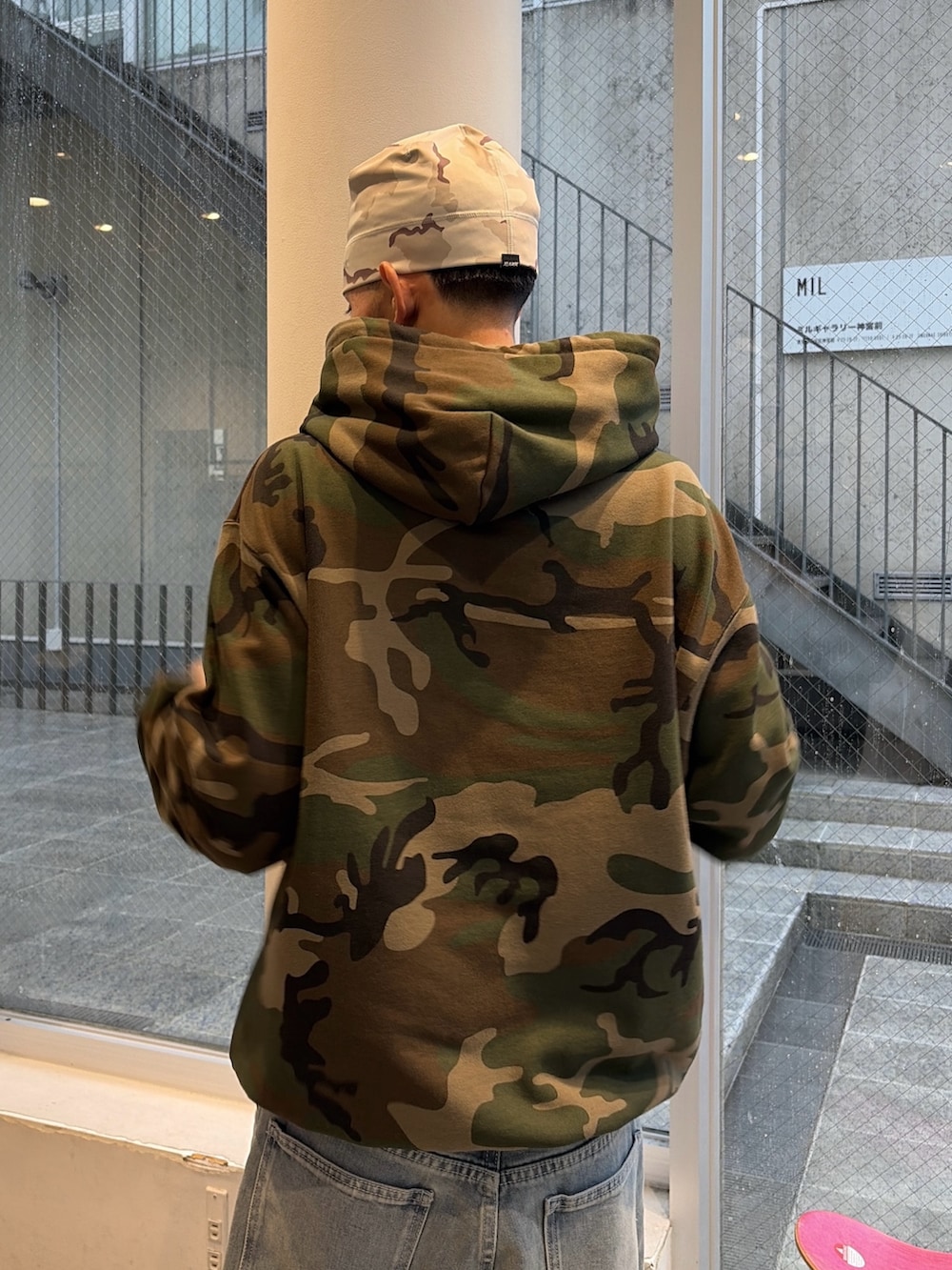 その他のパーカー、ブルー系のデニムパンツ、その他のニットキャップ/ビーニーを着用したメンズの秋コーディネートの7枚目の写真