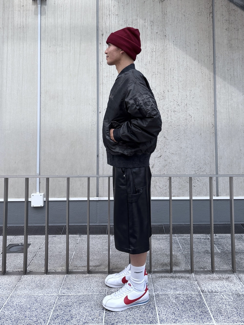 ブラック系のMA-1を着用したメンズの秋コーディネートの2枚目の写真