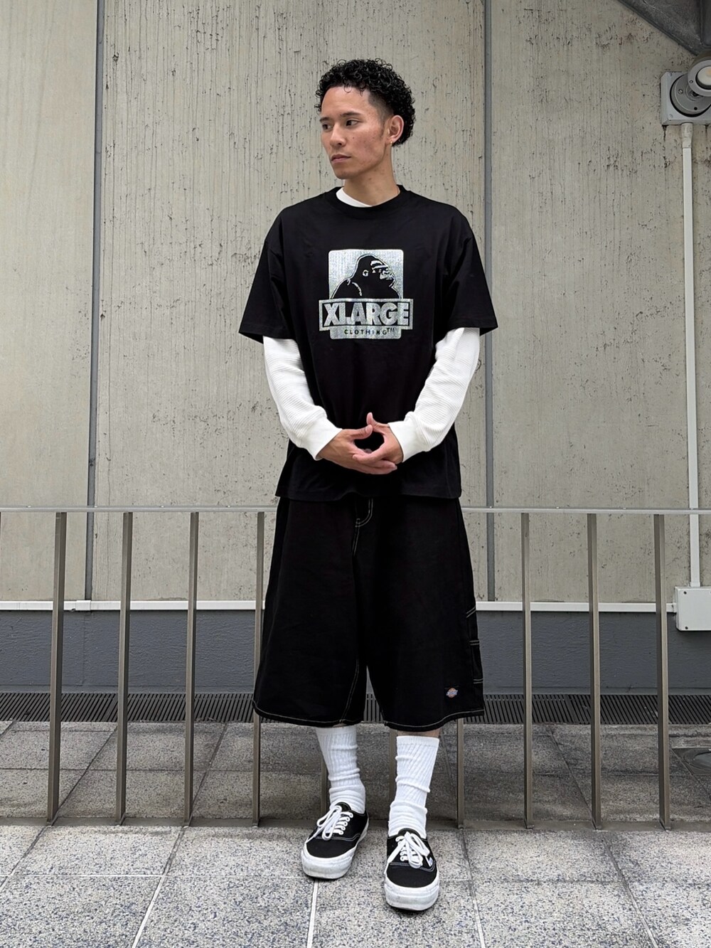 ホワイト系のTシャツ/カットソー、ホワイト系のTシャツ/カットソー、グリーン系のデニムパンツを着用したメンズの夏コーディネートの2枚目の写真