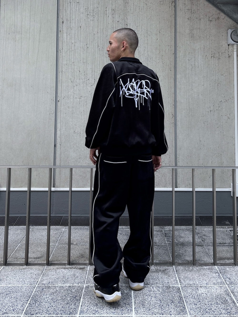 ブラック系のブルゾン、ブラック系のその他パンツを着用したメンズの秋コーディネートの4枚目の写真