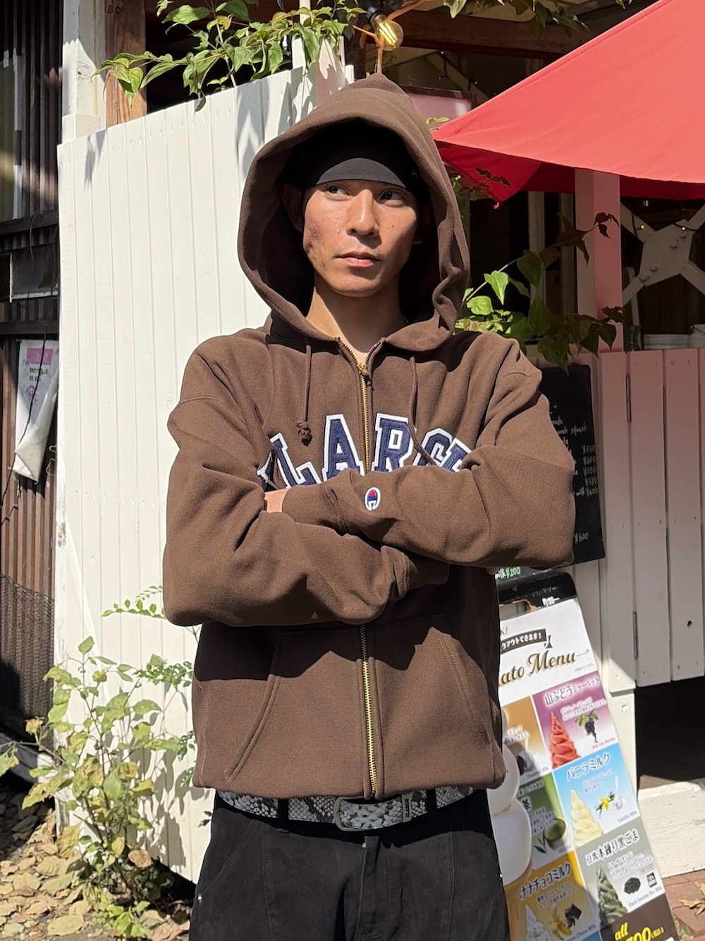 ブラウン系のパーカー、その他のブルゾン、ブラック系のその他パンツを着用したメンズの秋コーディネートの8枚目の写真