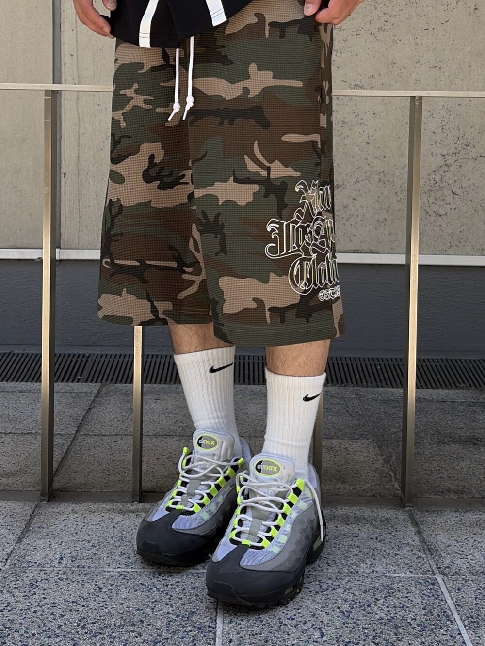 その他のその他パンツ、ブラック系のTシャツ/カットソー、ホワイト系のTシャツ/カットソーを着用したメンズの春コーディネートの8枚目の写真