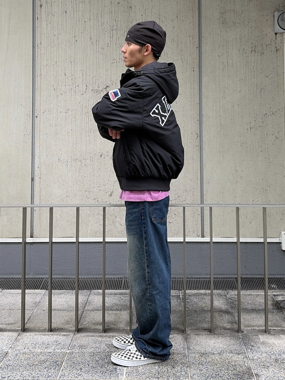 その他のブルゾン、ピンク系のTシャツ/カットソー、ブルー系のデニムパンツを着用したメンズの秋コーディネートの2枚目の写真