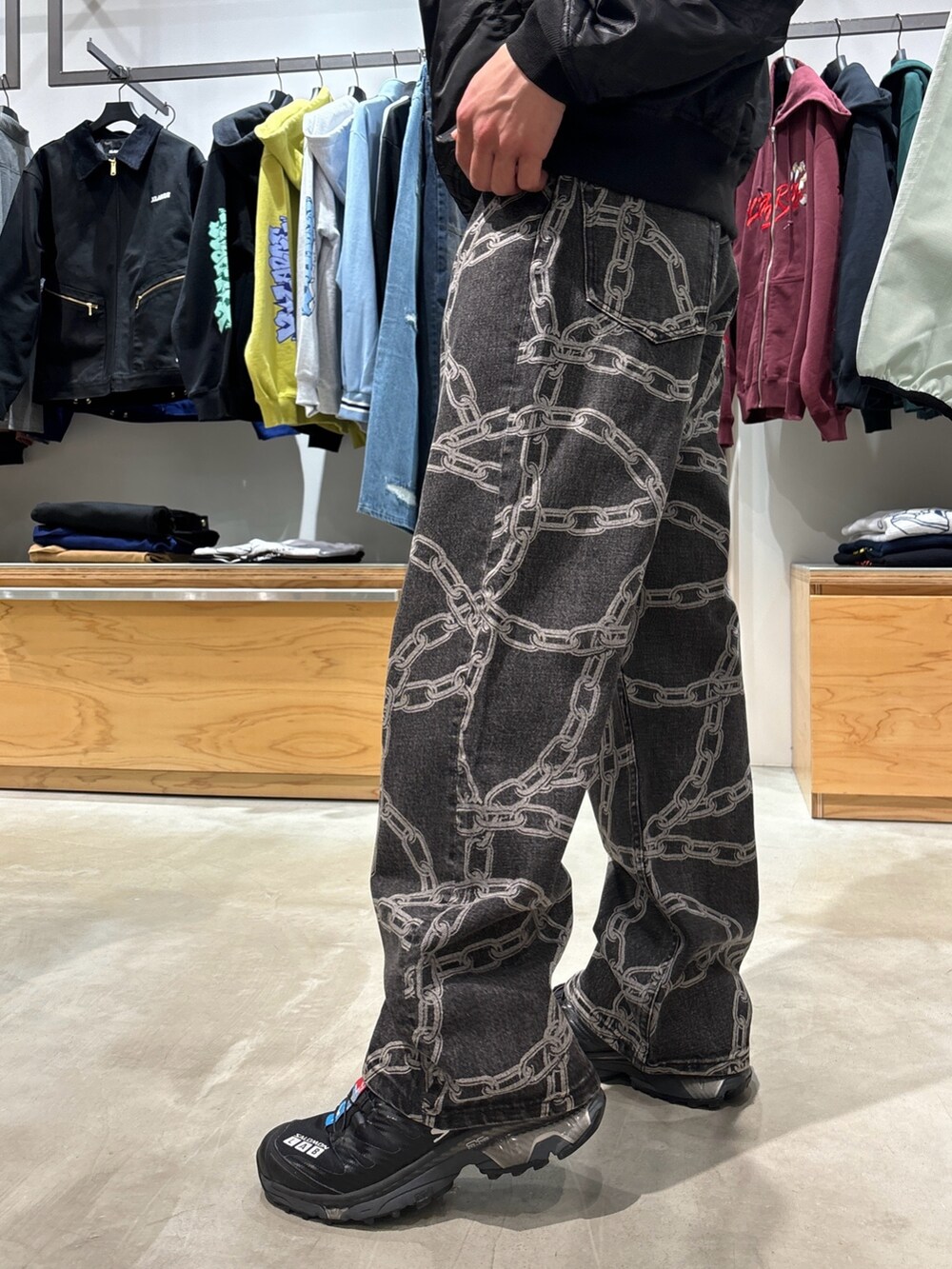 ブラック系のデニムパンツ、ブラック系のブルゾン、ブラック系のニットキャップ/ビーニーを着用したメンズの春コーディネートの7枚目の写真