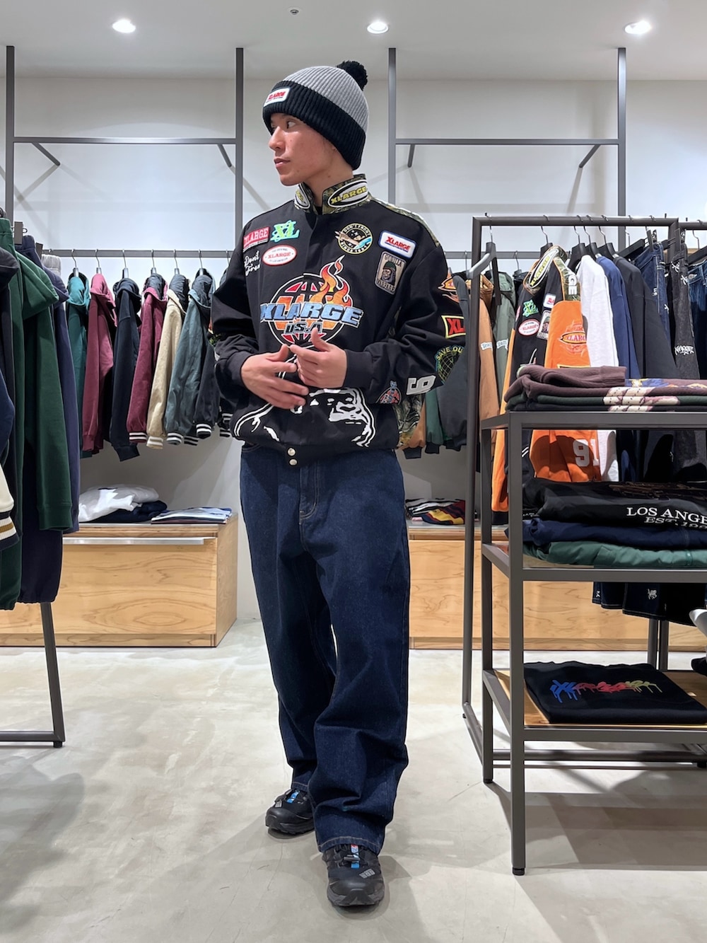 ブラック系のブルゾン、ブルー系のデニムパンツ、グレー系のニットキャップ/ビーニーを着用したメンズの秋コーディネートの2枚目の写真