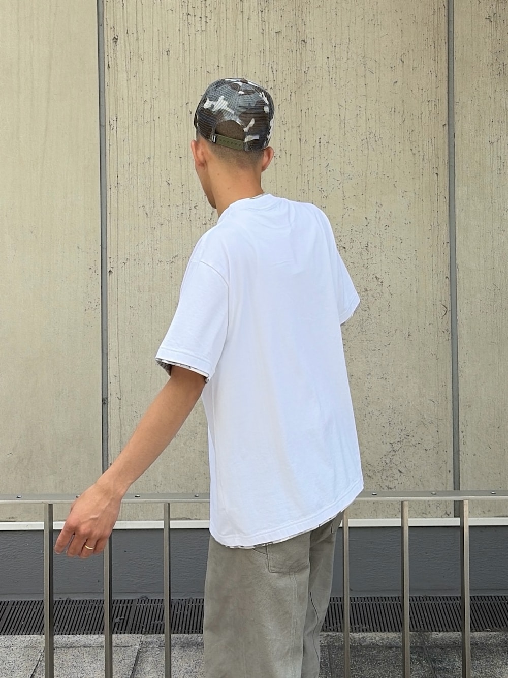 ブラック系のTシャツ/カットソー、グレー系のその他パンツ、その他のキャップを着用したメンズの夏コーディネートの8枚目の写真