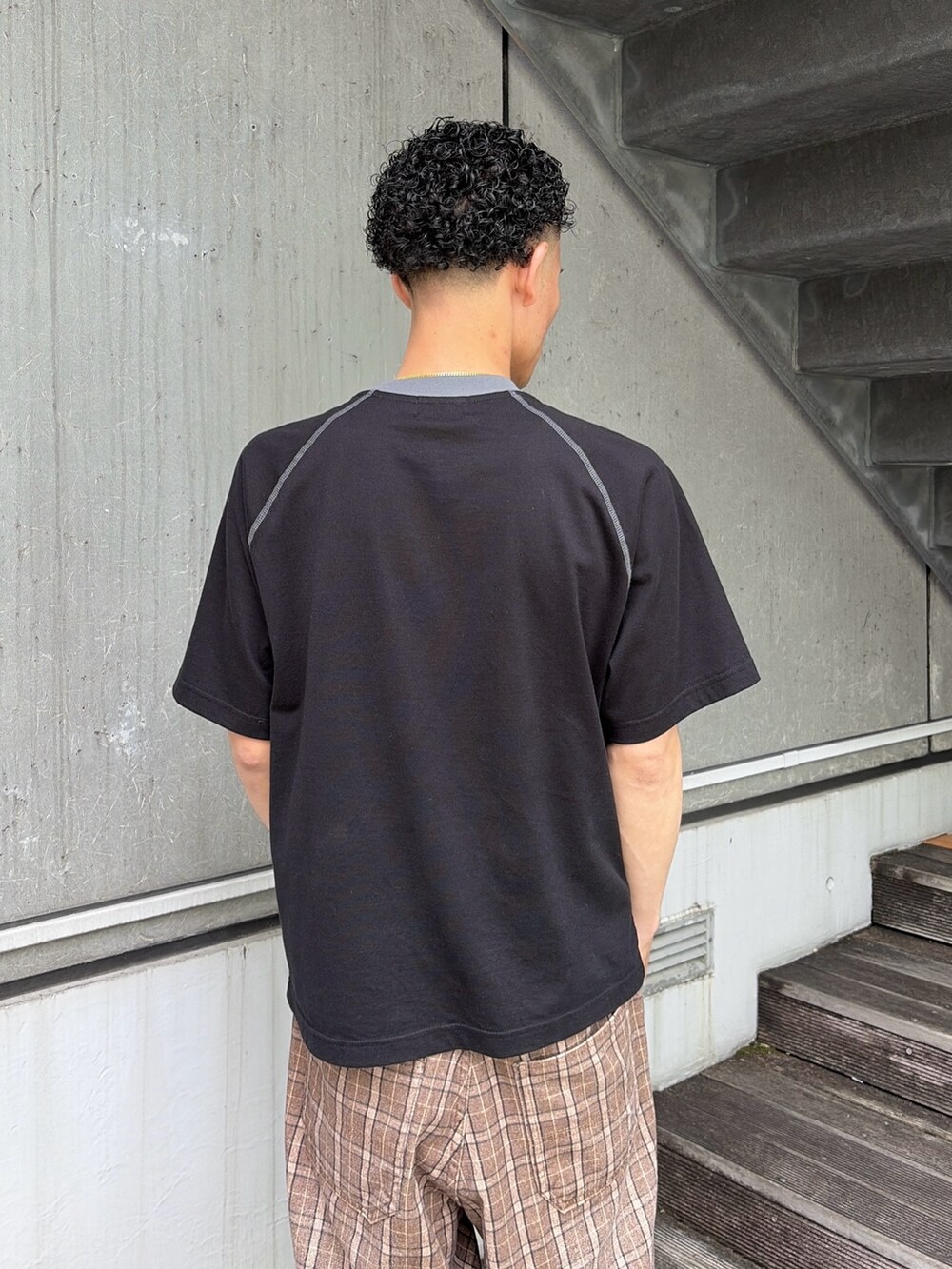 ブラック系のTシャツ/カットソー、その他のその他パンツを着用したメンズの春コーディネートの7枚目の写真