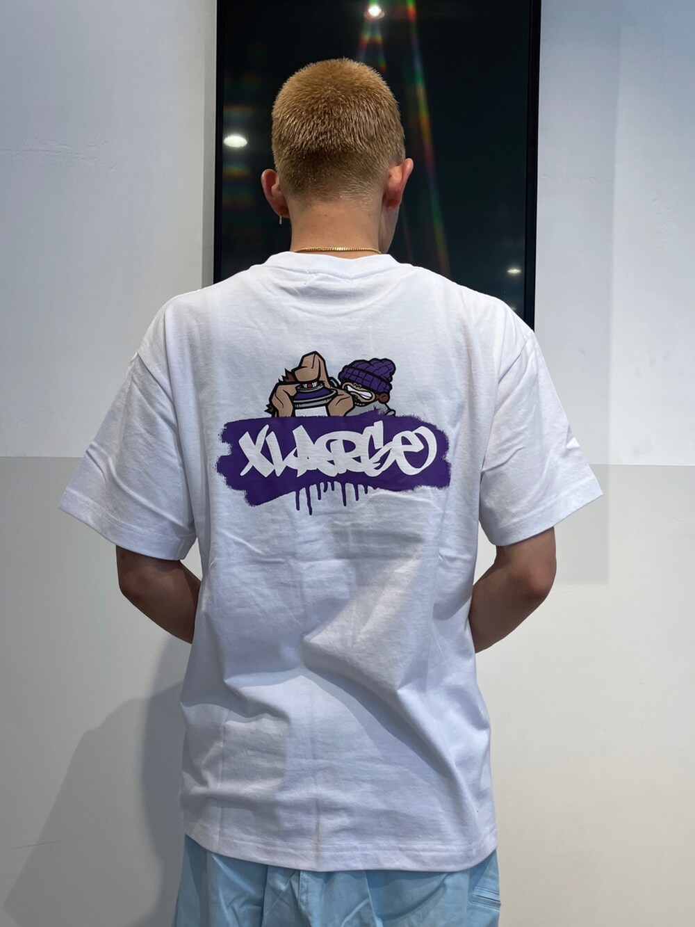 ホワイト系のTシャツ/カットソー、ブルー系のデニムパンツを着用したメンズの春コーディネートの2枚目の写真