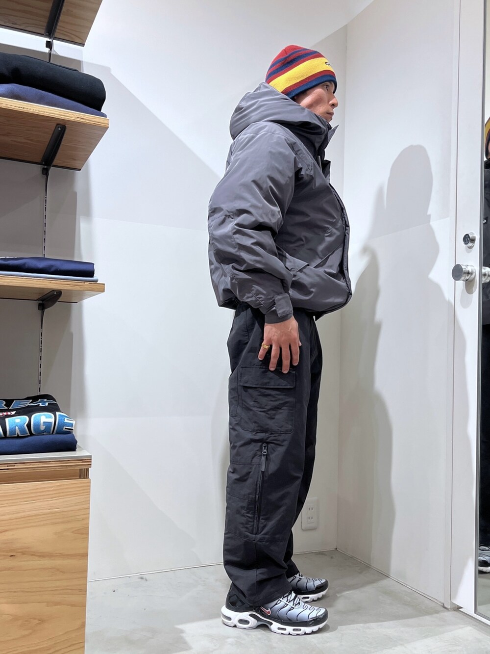 ブラック系のその他パンツ、グレー系のその他アウターを着用したメンズの冬コーディネートの3枚目の写真