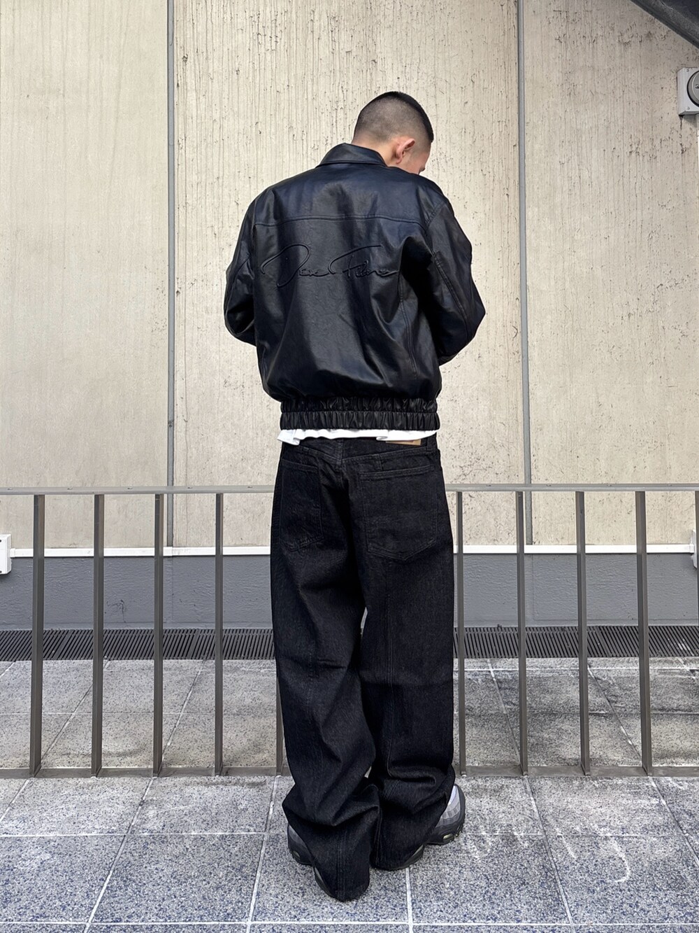 ブラック系のその他アウター、ブラック系のデニムパンツを着用したメンズの冬コーディネートの4枚目の写真