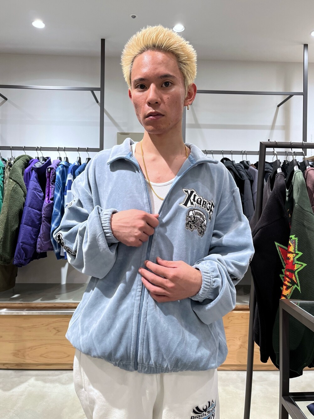 ブルー系のブルゾン、ホワイト系のスウェットパンツを着用したメンズの秋コーディネートの5枚目の写真