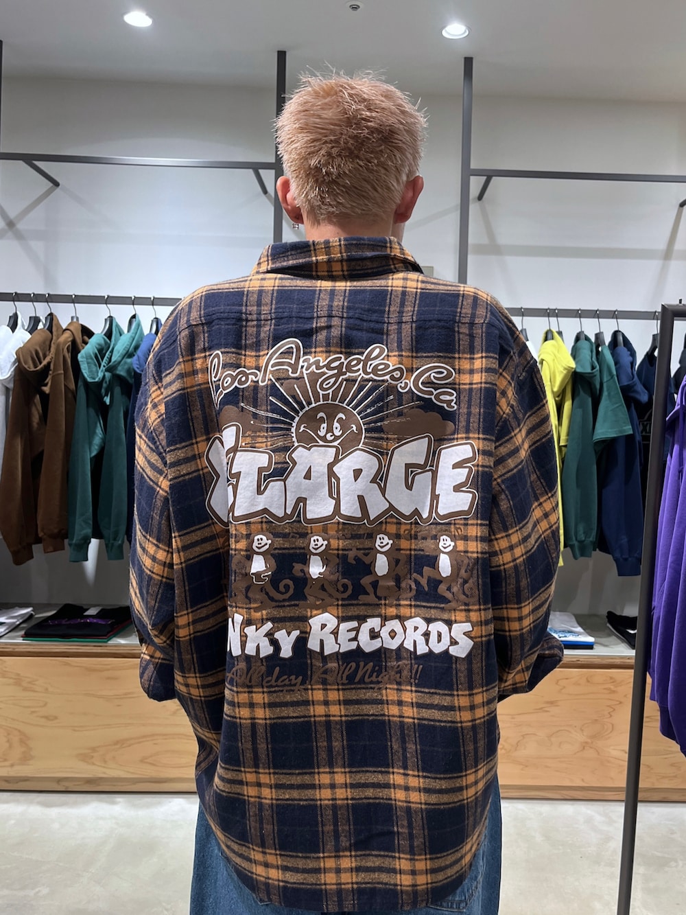 ブルー系のデニムパンツ、オレンジ系のシャツ/ブラウスを着用したメンズの秋コーディネートの5枚目の写真