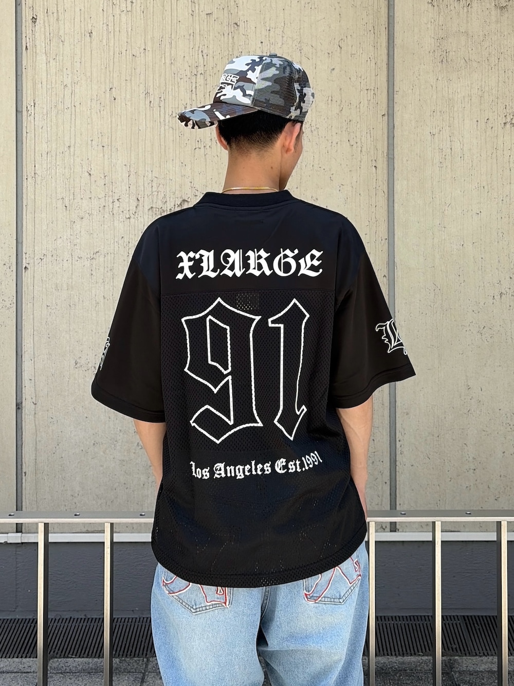 ブラック系のTシャツ/カットソー、ブルー系のデニムパンツ、その他のキャップを着用したメンズの夏コーディネートの6枚目の写真