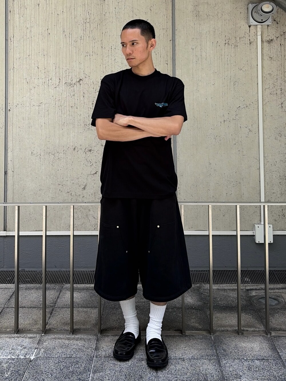ホワイト系のTシャツ/カットソー、グレー系のスウェットパンツを着用したメンズの夏コーディネートの2枚目の写真