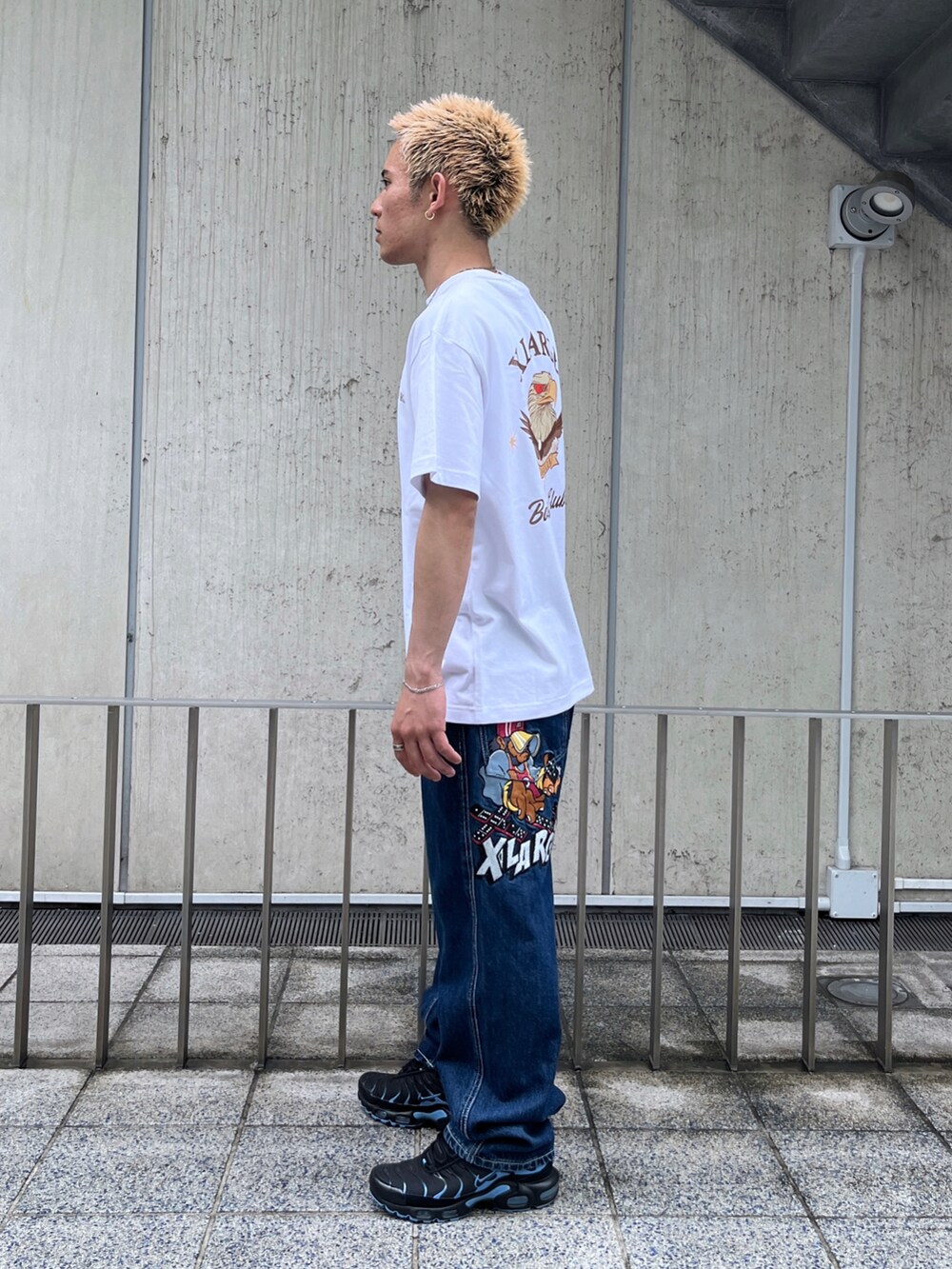 ホワイト系のTシャツ/カットソー、ブラック系のデニムパンツを着用したメンズの夏コーディネートの2枚目の写真