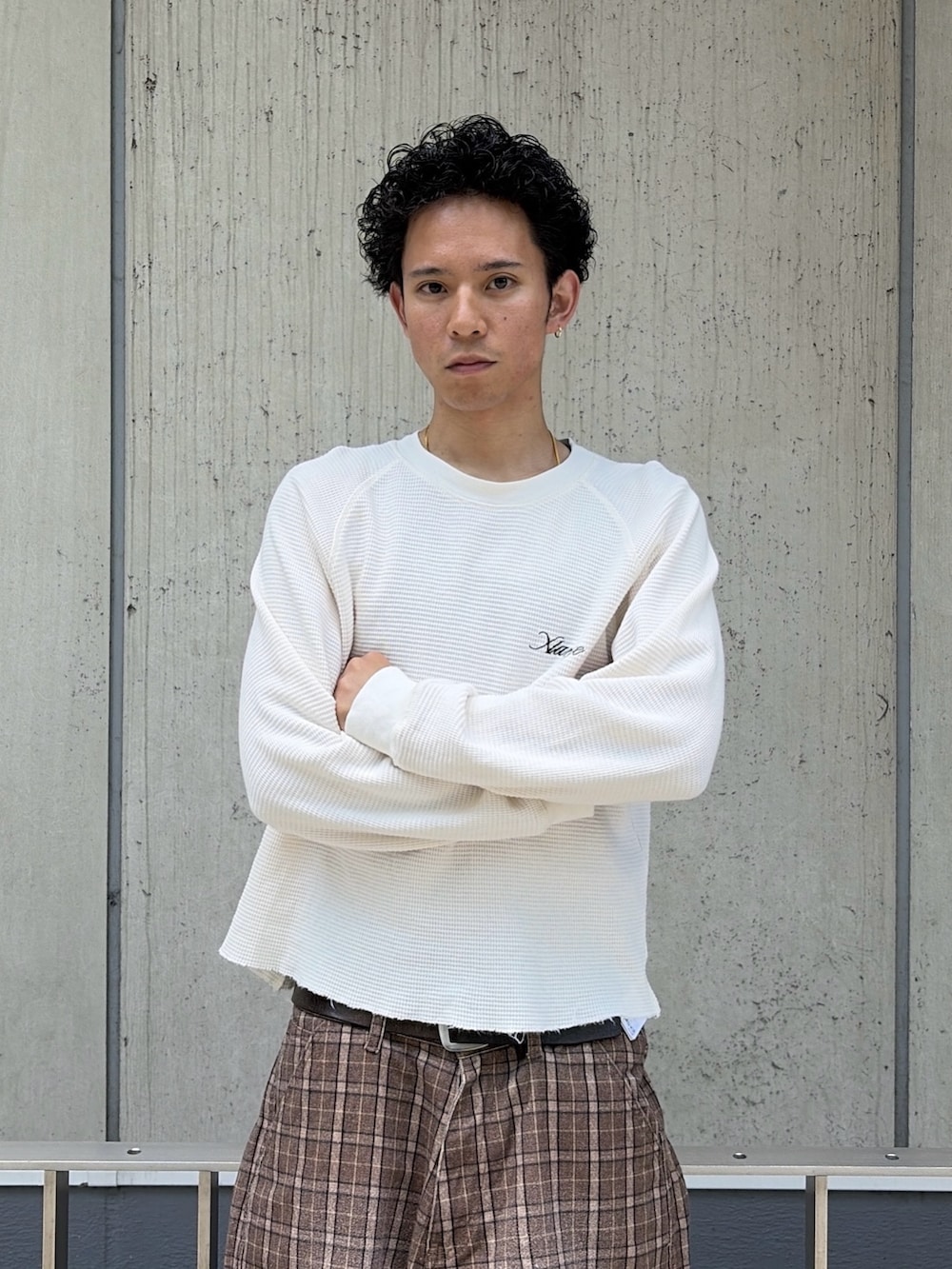 パープル系のTシャツ/カットソー、ホワイト系のTシャツ/カットソー、その他のその他パンツを着用したメンズの春コーディネートの6枚目の写真