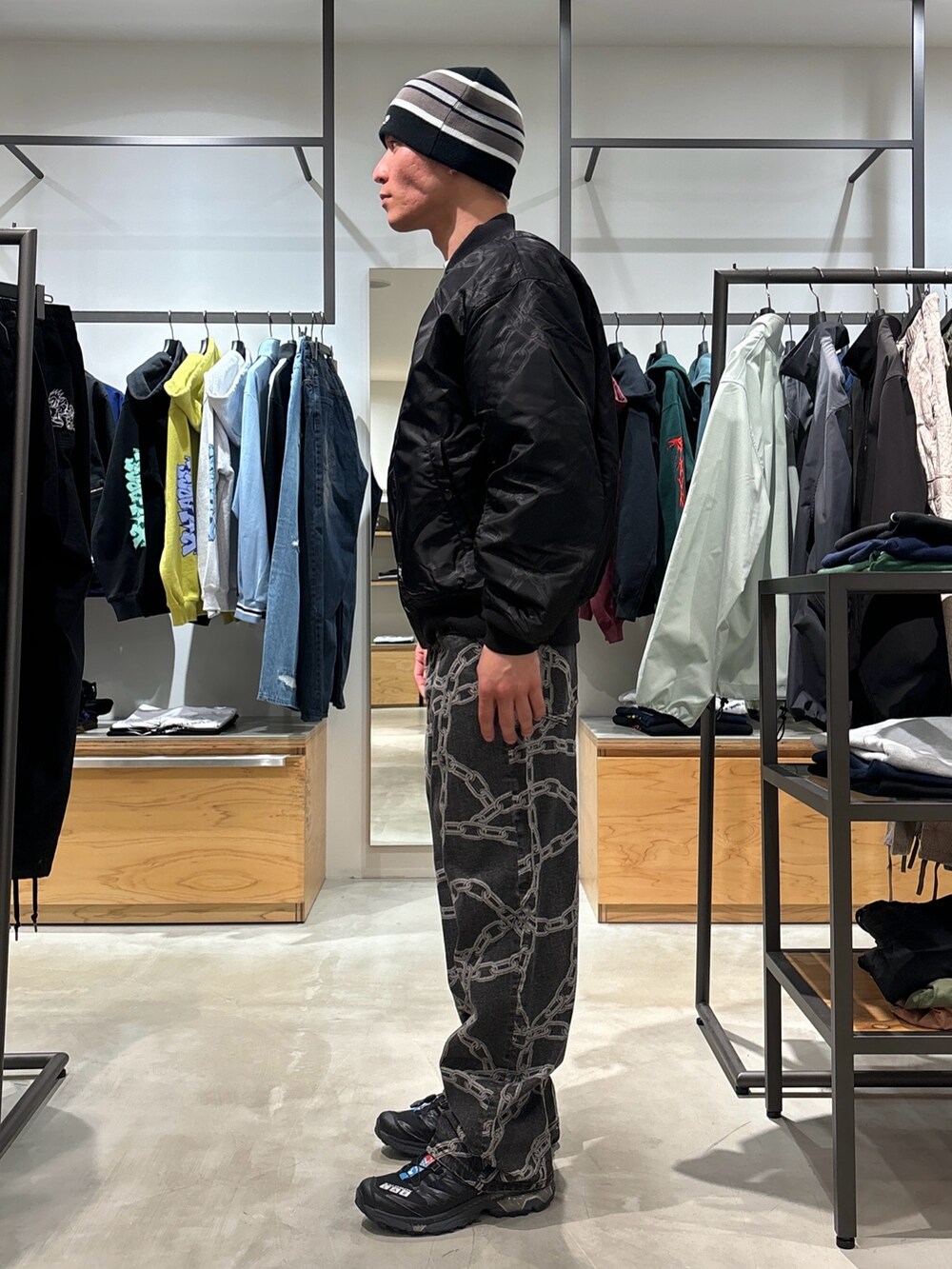 ブラック系のデニムパンツ、ブラック系のブルゾン、ブラック系のニットキャップ/ビーニーを着用したメンズの春コーディネートの2枚目の写真