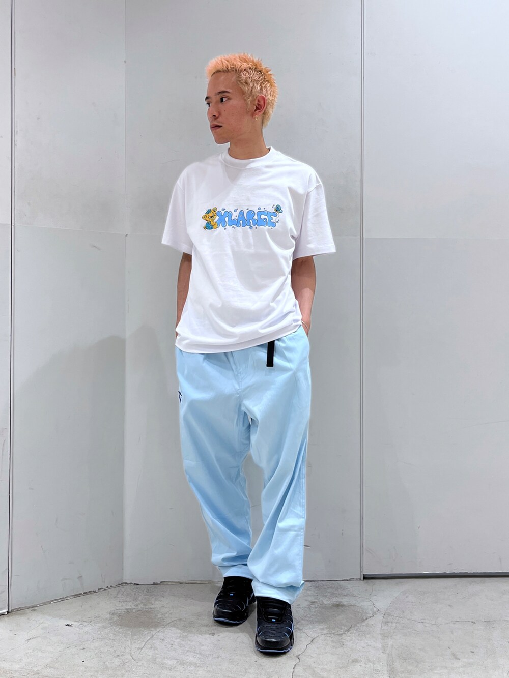 グリーン系のその他パンツ、ホワイト系のTシャツ/カットソーを着用したメンズの夏コーディネートの2枚目の写真