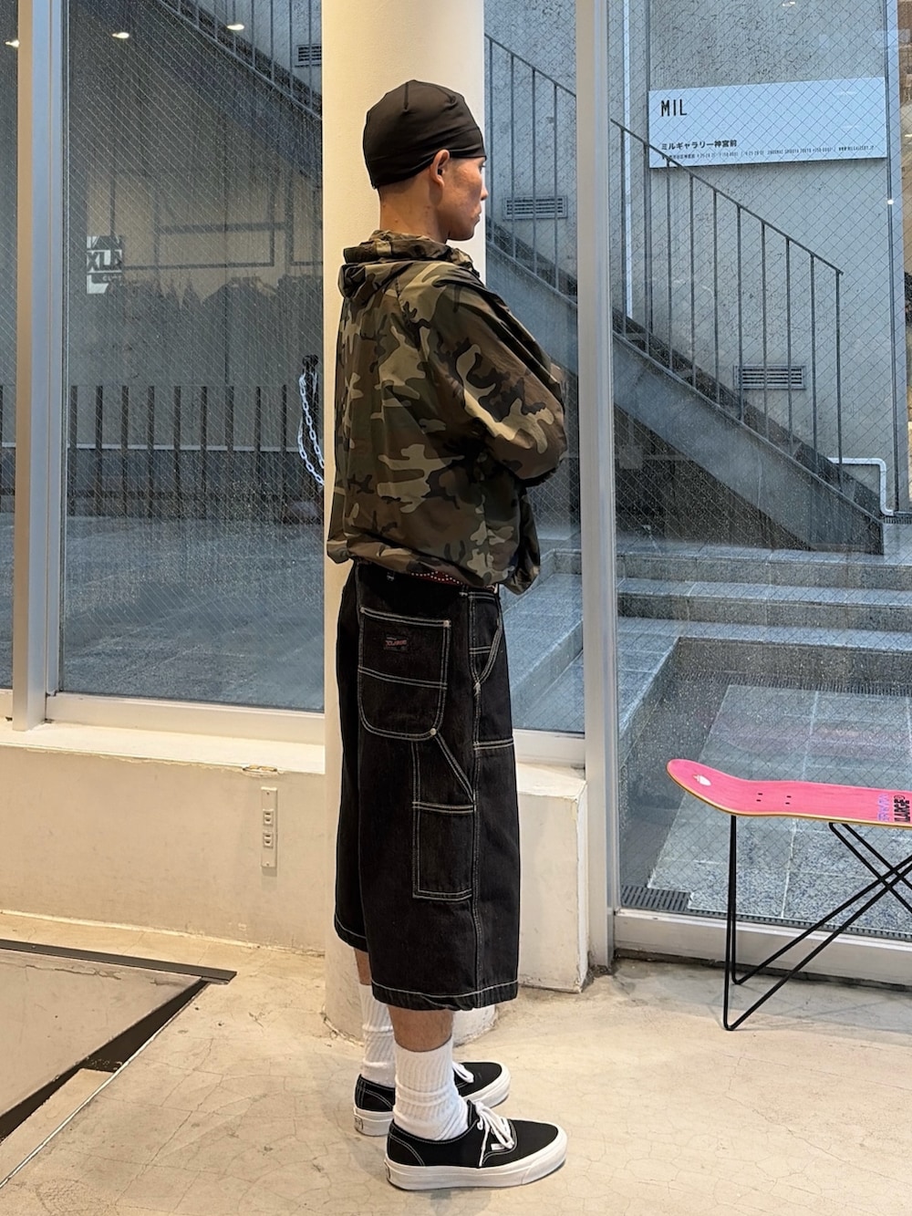 その他のナイロンジャケット、ブラック系のデニムパンツ、その他のニットキャップ/ビーニーを着用したメンズの秋コーディネートの3枚目の写真