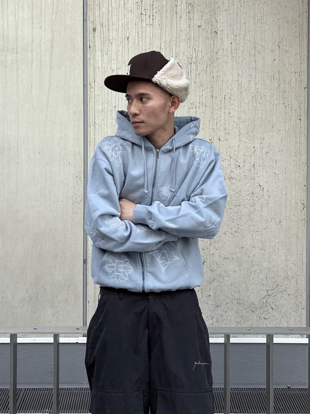 ブルー系のパーカー、ブラック系のカーゴパンツを着用したメンズの秋コーディネートの7枚目の写真