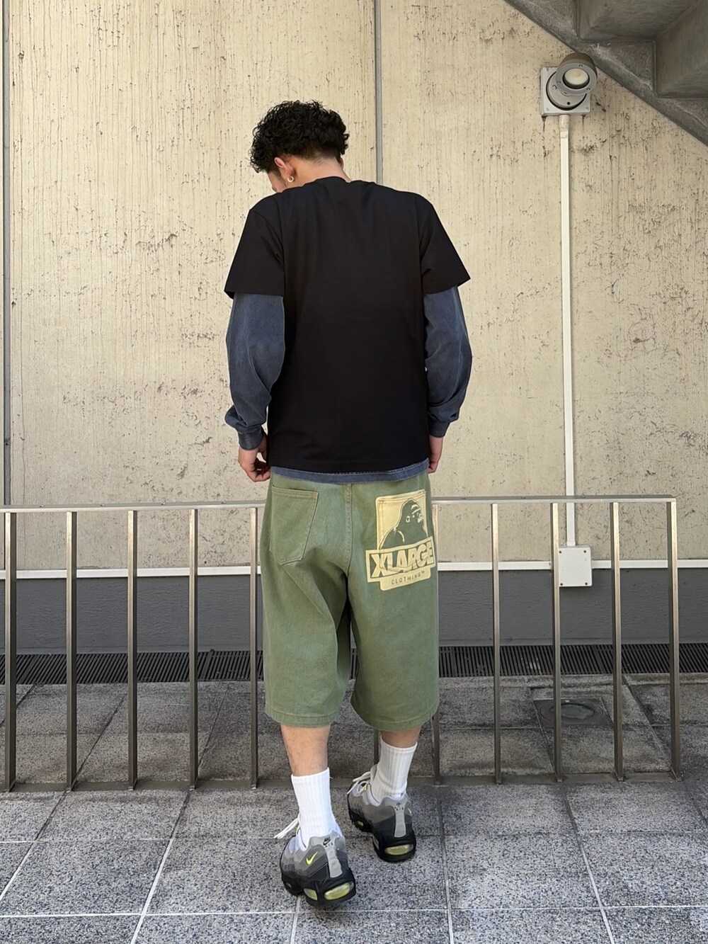 ブルー系のTシャツ/カットソー、グリーン系のデニムパンツ、ブラック系のTシャツ/カットソーを着用したメンズの春コーディネートの5枚目の写真
