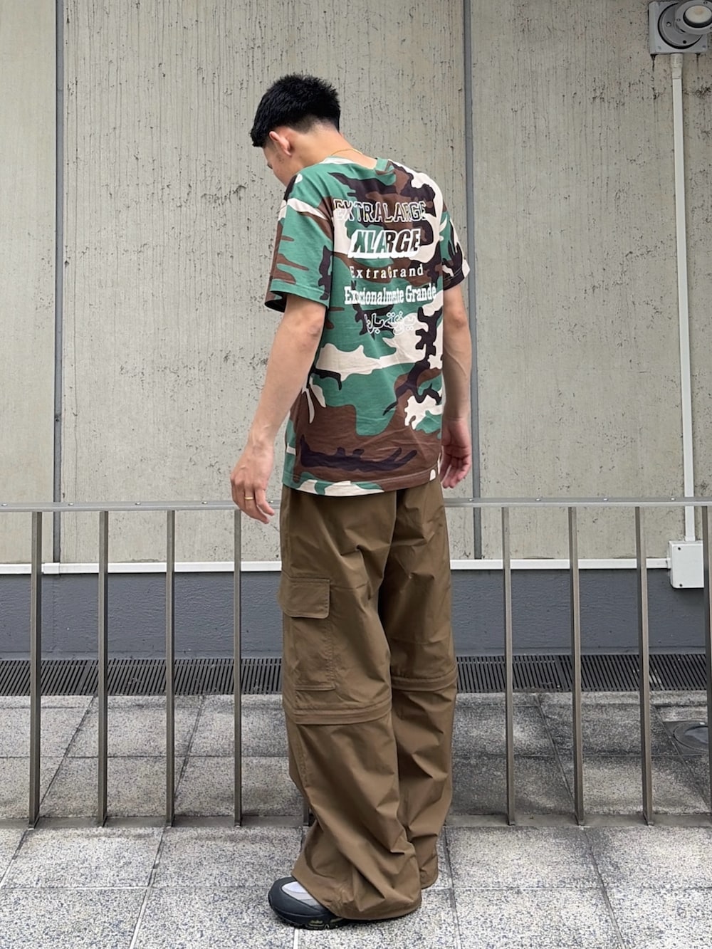 その他のTシャツ/カットソーを着用したメンズの夏コーディネートの4枚目の写真