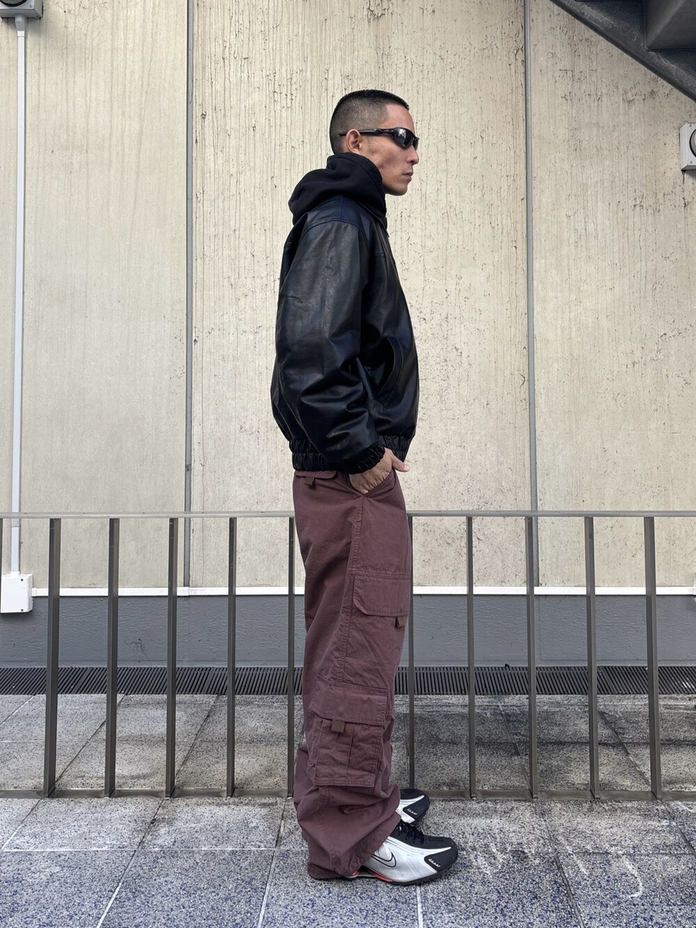 ブラック系のパーカー、ブラック系のその他アウター、ブラック系のカーゴパンツを着用したメンズの冬コーディネートの5枚目の写真