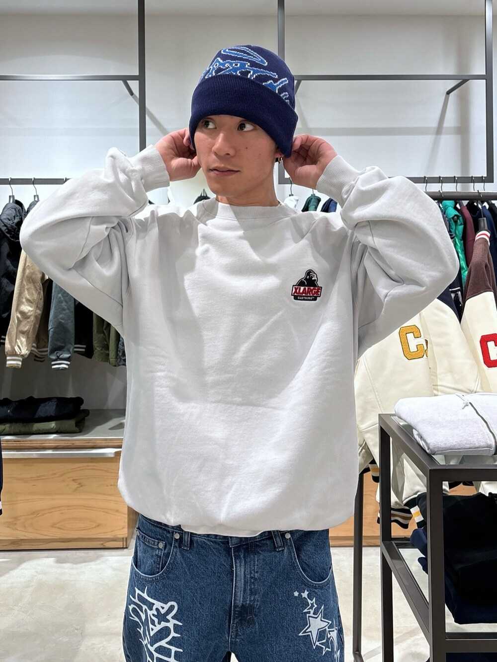 グレー系のスウェット、ブルー系のデニムパンツ、ブルー系のニットキャップ/ビーニーを着用したメンズの冬コーディネートの6枚目の写真