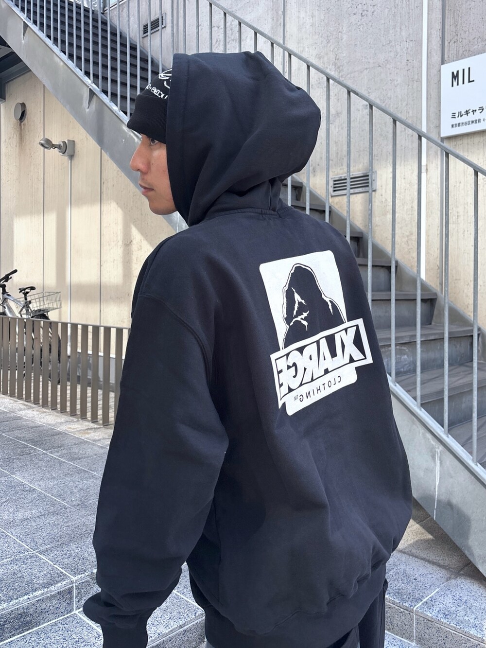 ブラック系のパーカー、ブラック系のスウェットパンツ、ブラック系のニットキャップ/ビーニーを着用したメンズの秋コーディネートの6枚目の写真