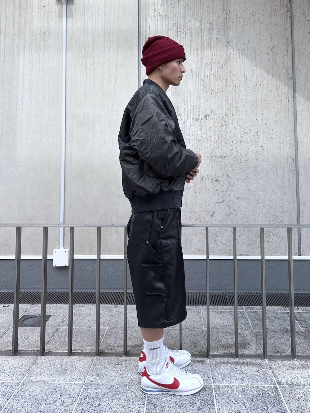 ブラック系のMA-1を着用したメンズの秋コーディネートの3枚目の写真