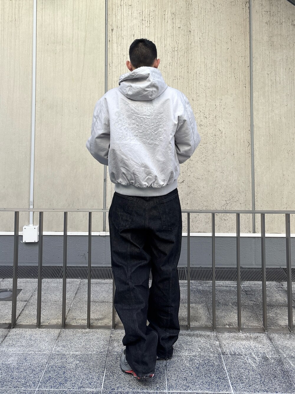 その他のブルゾン、ブラック系のデニムパンツを着用したメンズの冬コーディネートの4枚目の写真