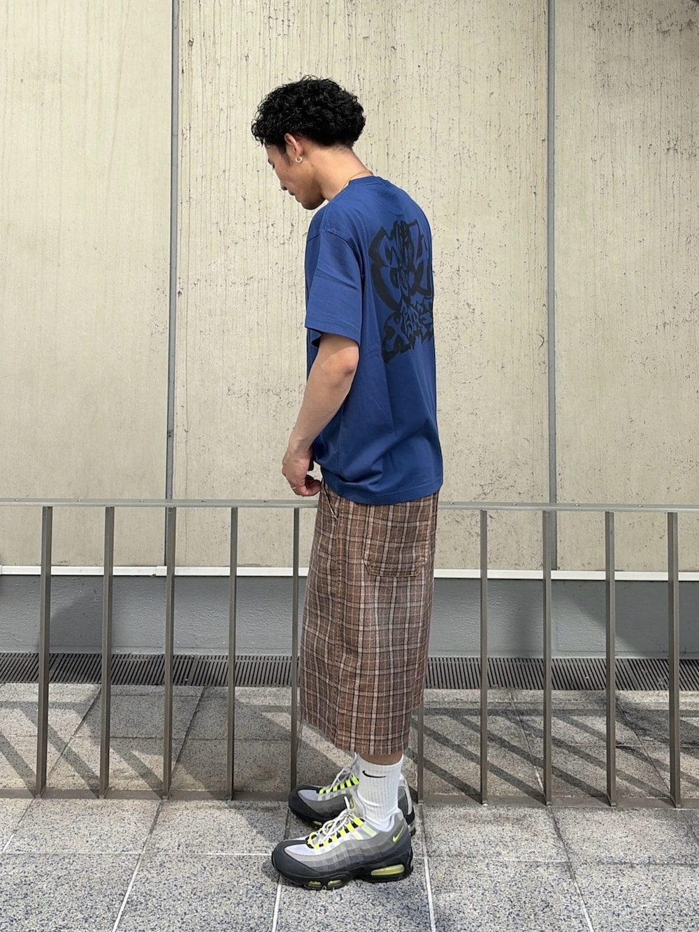 その他のその他パンツ、ブルー系のTシャツ/カットソーを着用したメンズの春コーディネートの3枚目の写真