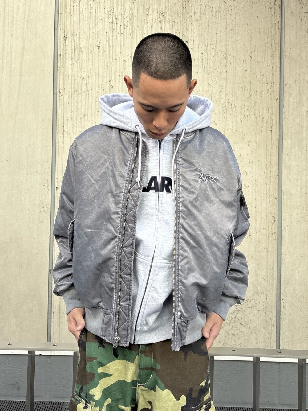 ブラック系のMA-1、グレー系のパーカー、その他のカーゴパンツを着用したメンズの秋コーディネートの6枚目の写真