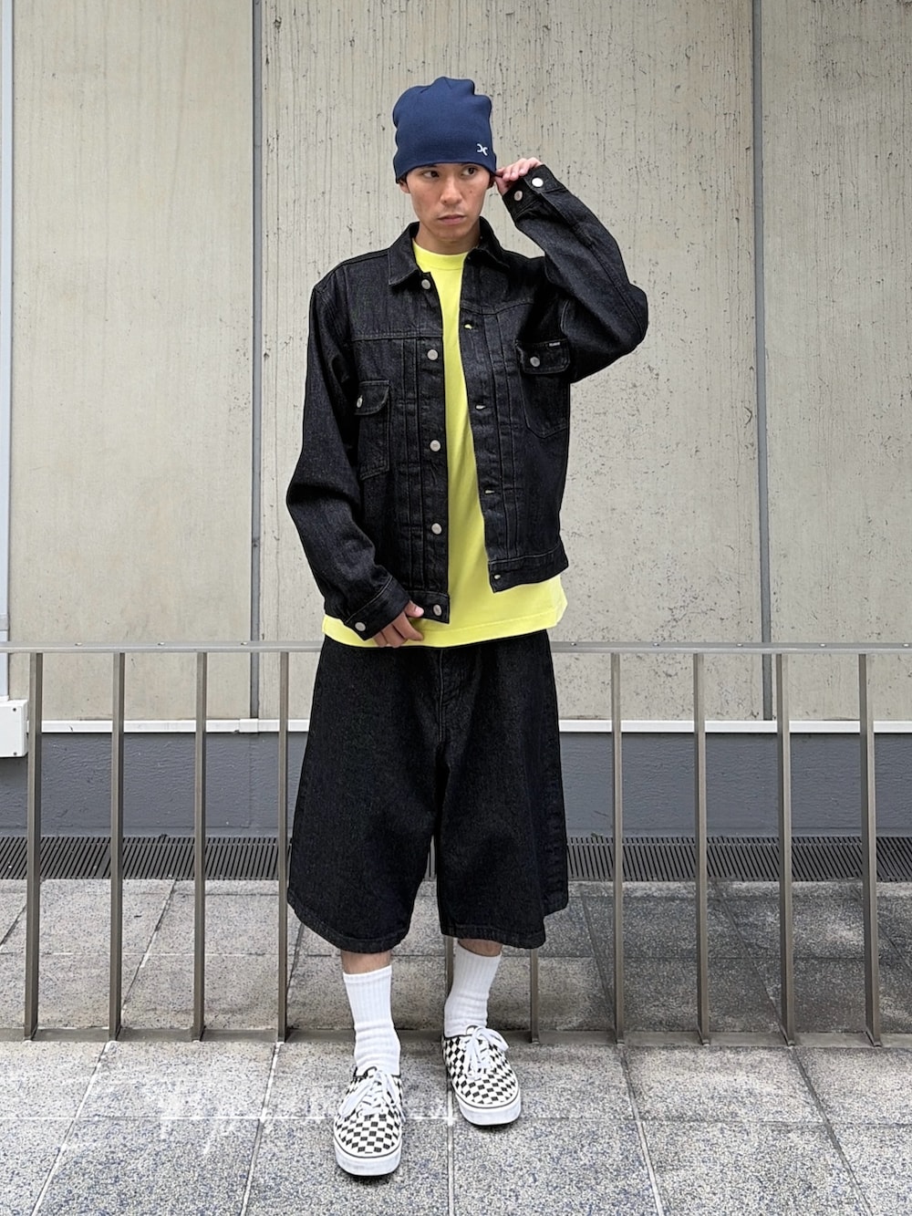 ブラック系のデニムジャケット、ブラック系のその他パンツ、イエロー系のTシャツ/カットソーを着用したメンズの夏コーディネートの5枚目の写真