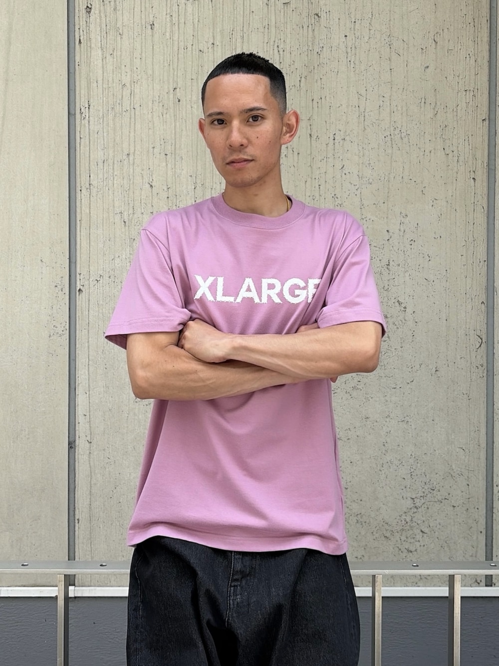 ピンク系のTシャツ/カットソー、ブルー系のデニムパンツを着用したメンズの夏コーディネートの5枚目の写真