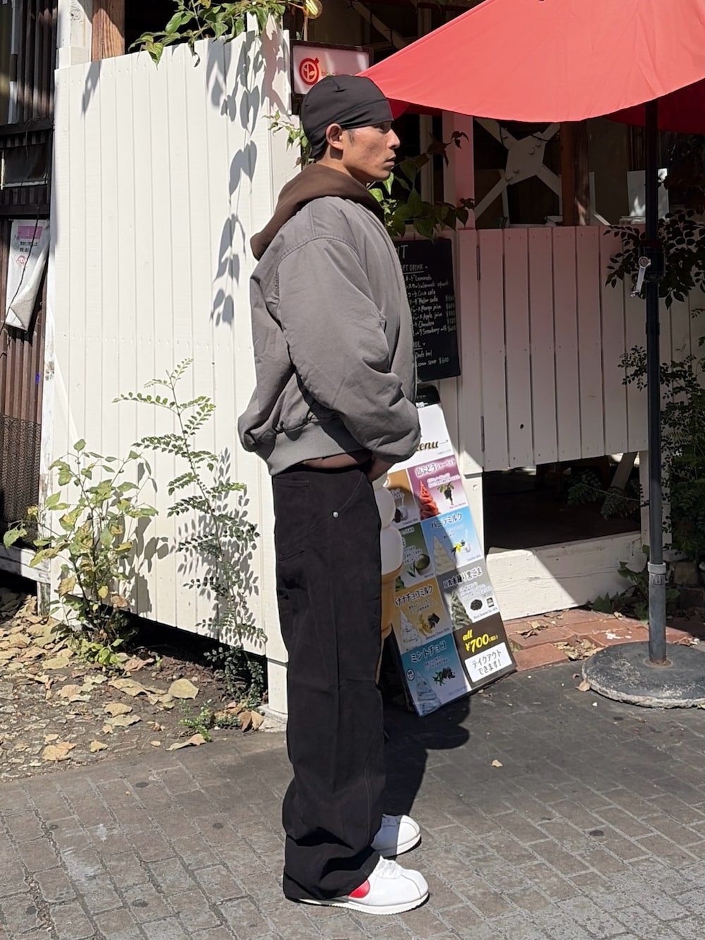 ブラウン系のパーカー、その他のブルゾン、ブラック系のその他パンツを着用したメンズの秋コーディネートの3枚目の写真