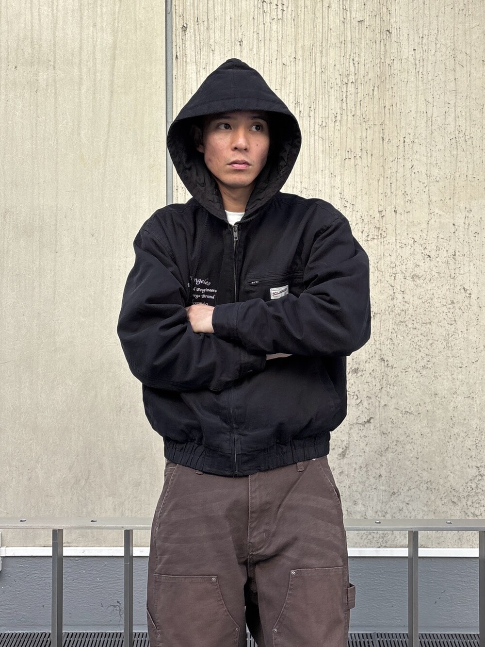 ブラック系のその他アウター、ブラウン系のその他パンツを着用したメンズの冬コーディネートの6枚目の写真