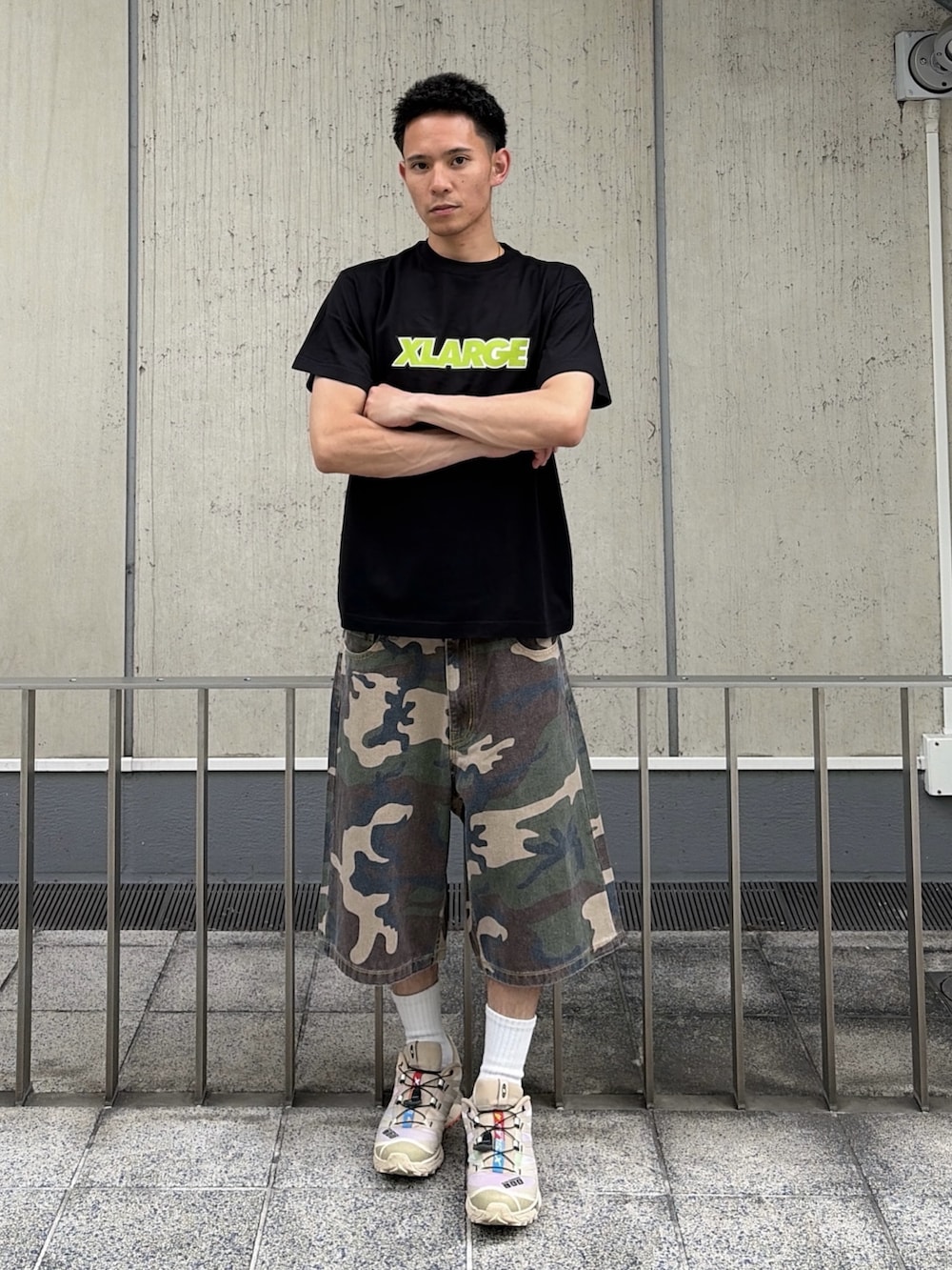 その他のその他パンツ、ブラック系のTシャツ/カットソーを着用したメンズの夏コーディネートの5枚目の写真