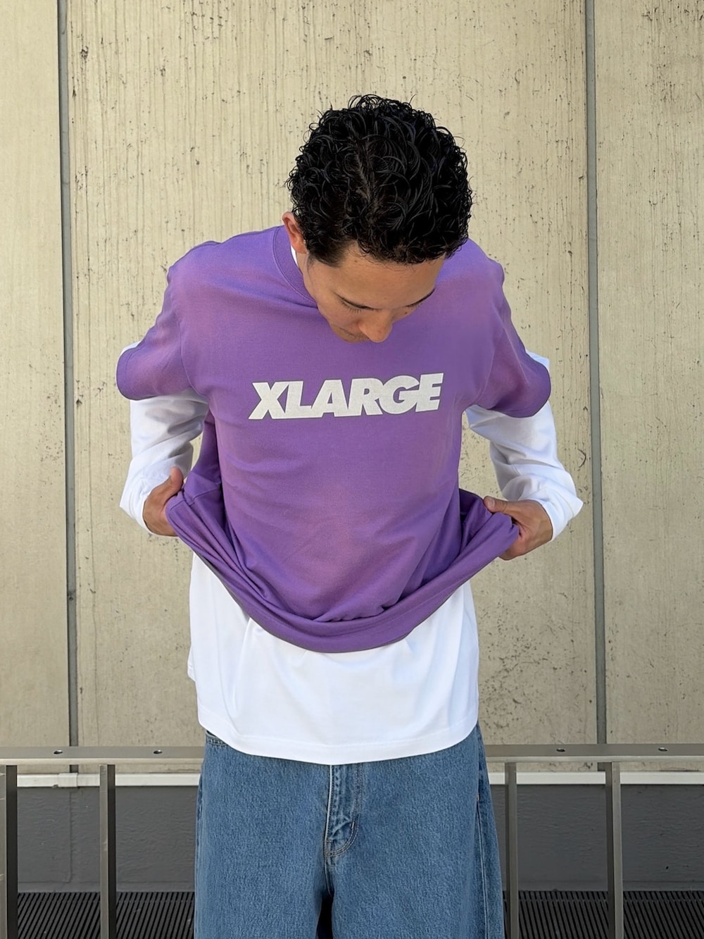 パープル系のTシャツ/カットソー、ホワイト系のTシャツ/カットソー、ブルー系のデニムパンツを着用したメンズの春コーディネートの6枚目の写真